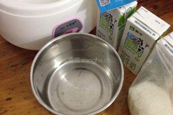 自制酸奶果仁的做法图解1