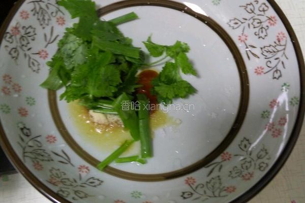 水煮韭菜饺子的做法图解2