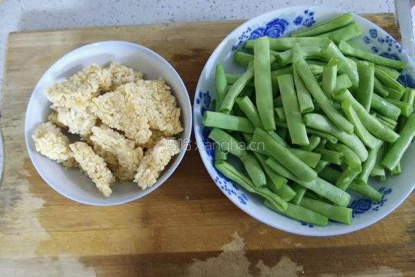 干煸锅巴四季豆的做法图解3
