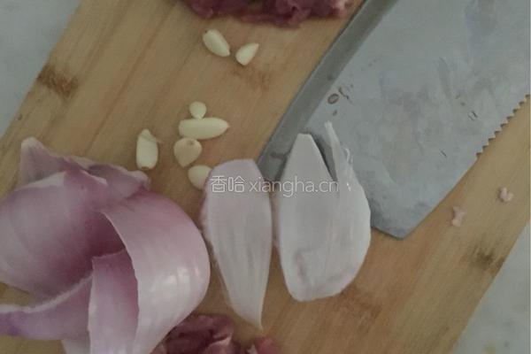 五彩缤纷，洋葱青椒肉丝的做法图解2