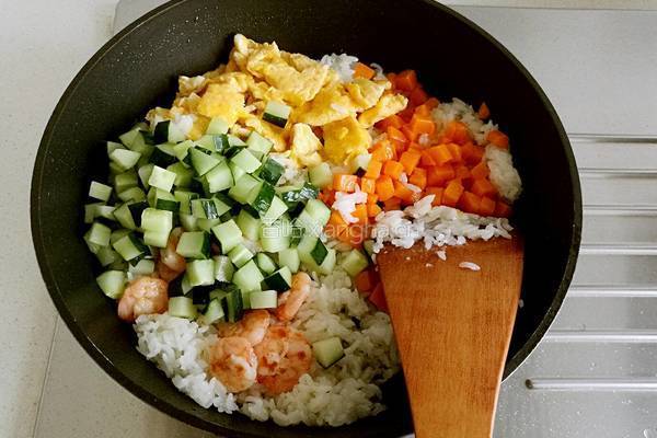 虾仁炒饭的做法图解23