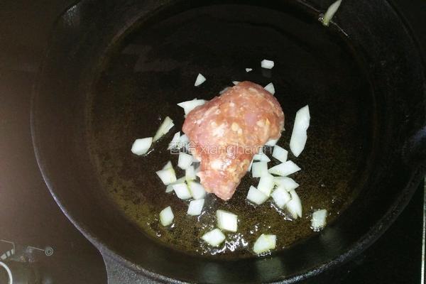 香辣猪肉香菇拌面的做法图解4