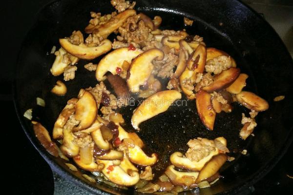 香辣猪肉香菇拌面的做法图解6