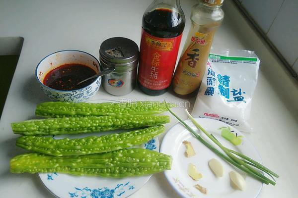 凉拌苦瓜的做法图解1