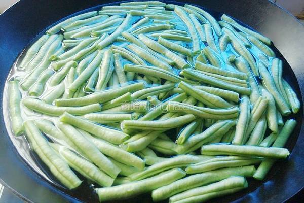 炝炒四季豆的做法图解2