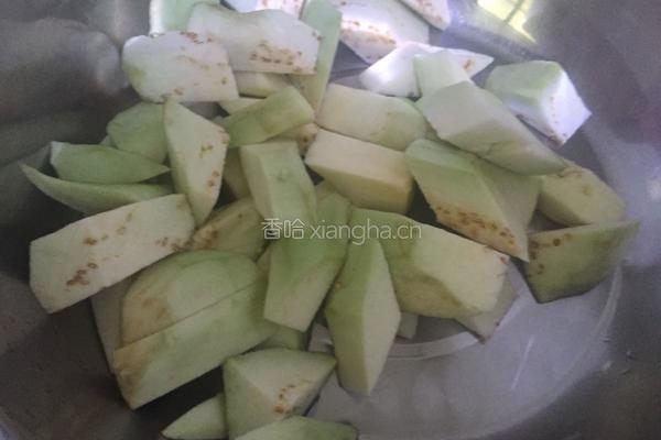 风味茄子的做法图解1