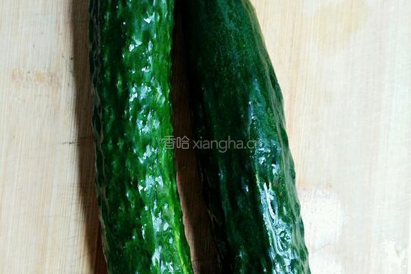 酸辣黄瓜丁的做法图解1