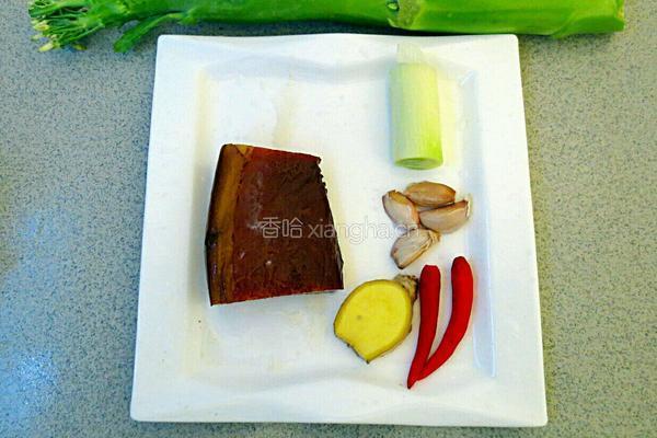 芥兰炒腊肉的做法图解1