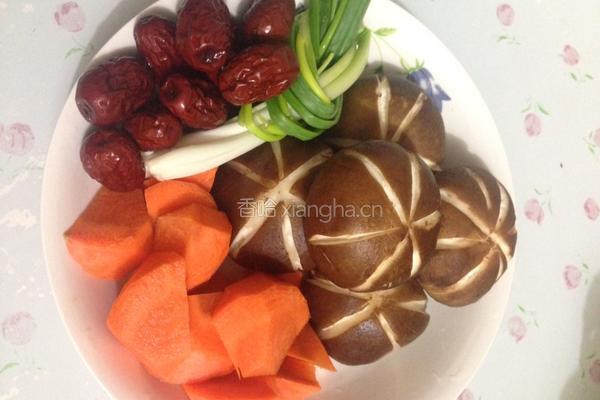 香菇炖鸡块的做法图解2