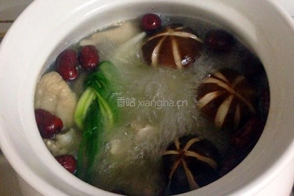 香菇炖鸡块的做法图解3