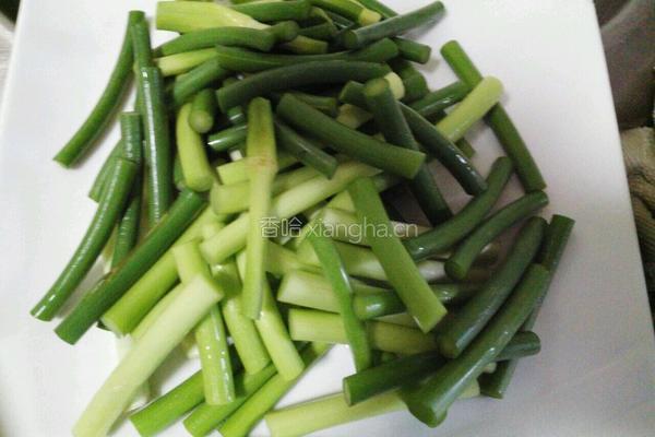 双椒蒜苔炒猪舌的做法图解2