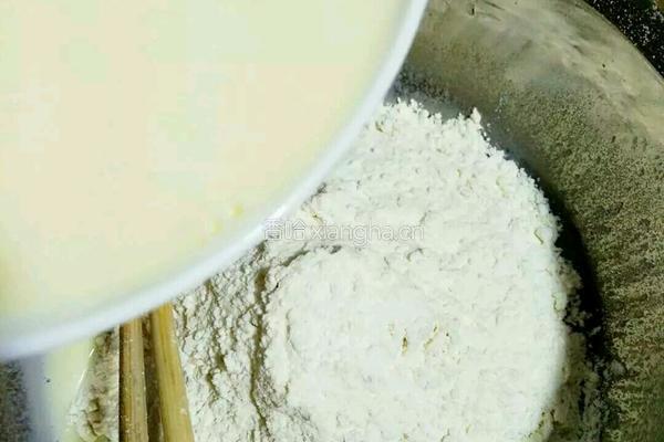蜂蜜牛奶鸡蛋糕的做法图解2
