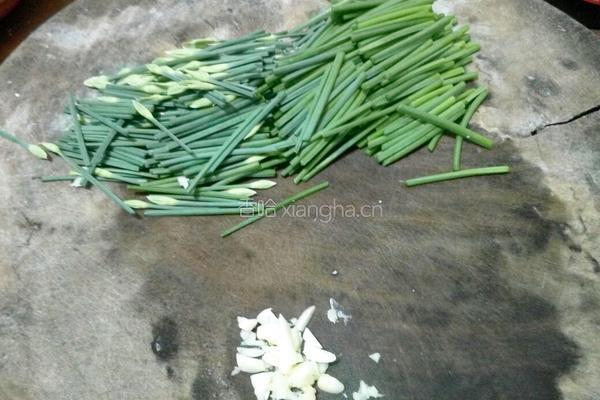 清炒韭菜花的做法图解1