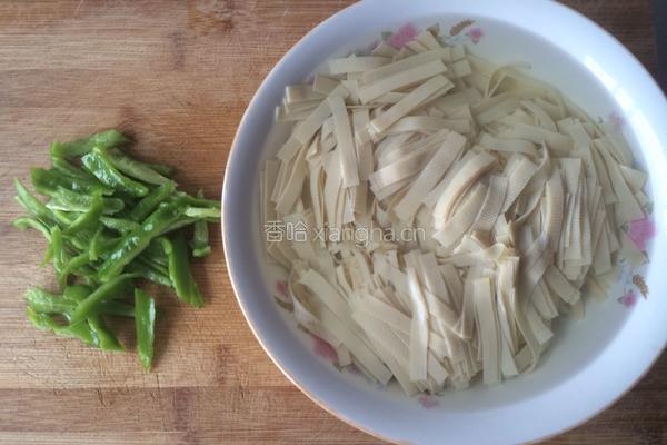 豆芽青椒炒百叶的做法图解3