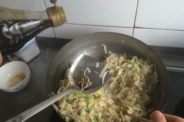 豆芽青椒炒百叶的做法图解8
