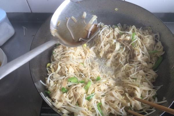 豆芽青椒炒百叶的做法图解9