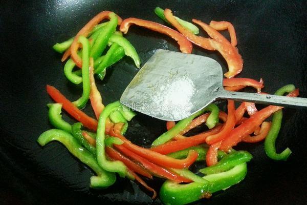彩椒茭白炒肉的做法图解4