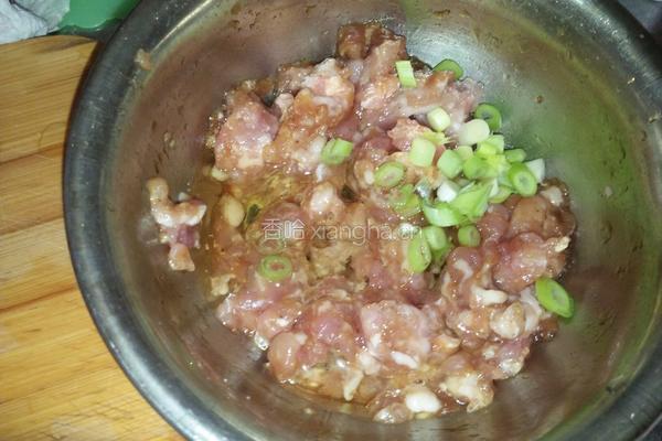 猪肉卷心菜馅饼的做法图解1