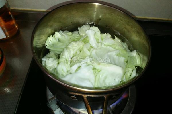 猪肉卷心菜馅饼的做法图解2