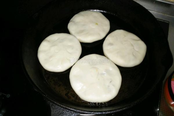 猪肉卷心菜馅饼的做法图解12