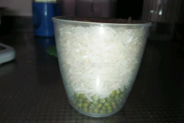 绿豆大米粥的做法图解1