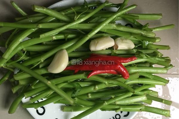 炝炒空心菜梗的做法图解1