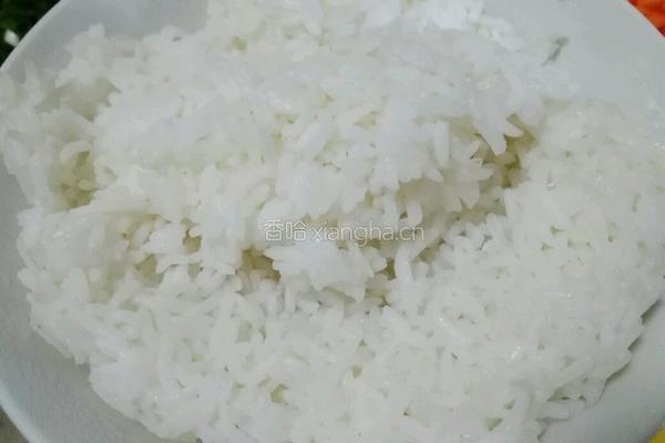 胡萝卜鸡蛋炒饭的做法图解1