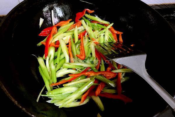 芹菜炒香干的做法图解2