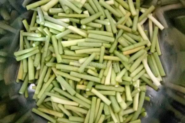 肉炒蒜苔的做法图解1