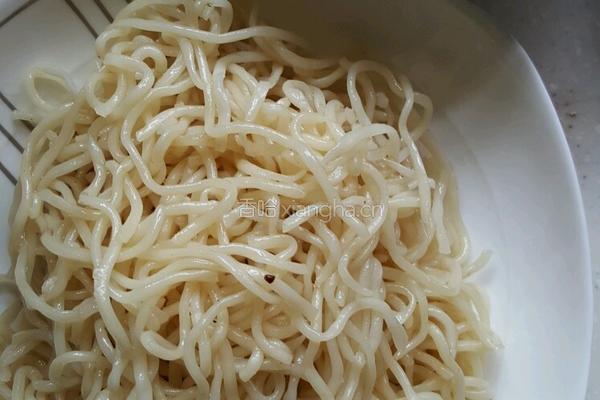 鸡丝凉面的做法图解1