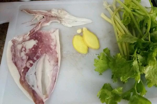 芹菜炒干鱿的做法图解1