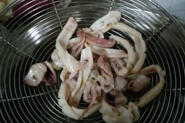 芹菜炒干鱿的做法图解5