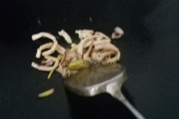 芹菜炒干鱿的做法图解7