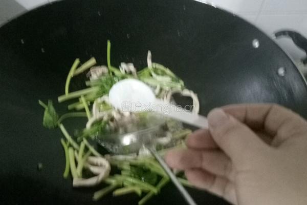 芹菜炒干鱿的做法图解9