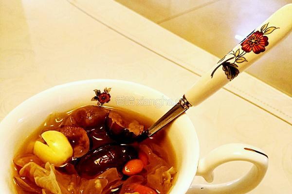 银耳莲子汤的做法图解3