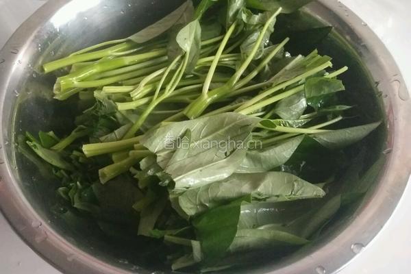 素炒空心菜的做法图解1