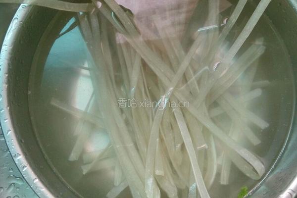 带鱼炖宽粉的做法图解2