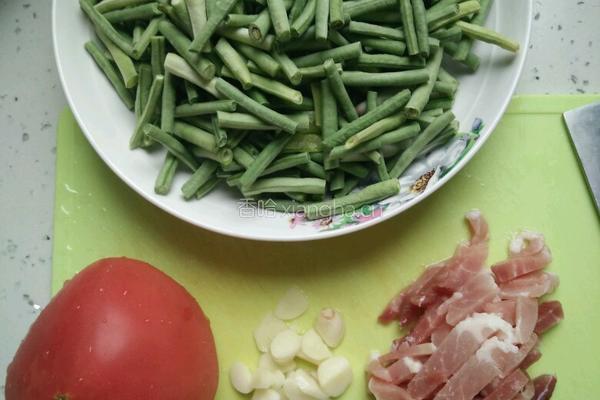 豇豆角炒西红柿的做法图解1