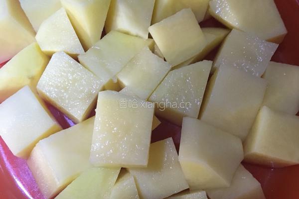 红烧肉炖土豆的做法图解2