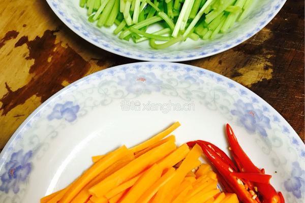 水芹菜炒莲菜的做法图解3