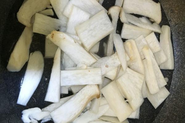 杏鲍菇炒肉的做法图解1