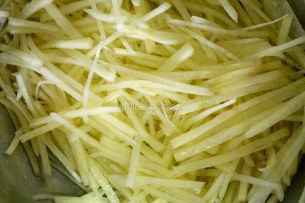 芹菜炒土豆丝的做法图解1