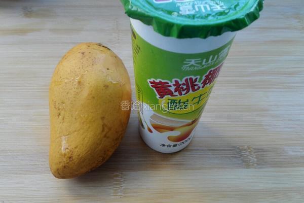鲜榨芒果酸奶汁的做法图解1