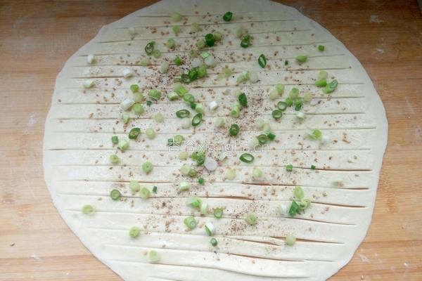 手抓葱花饼的做法图解2