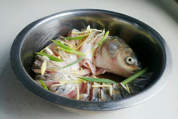 清蒸孔雀开屏鱼的做法图解6