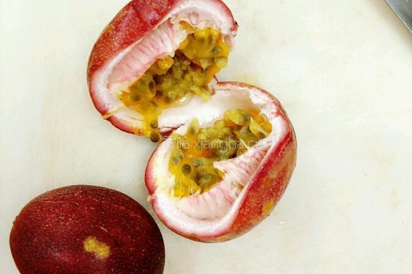 蜂蜜百香果饮的做法图解2