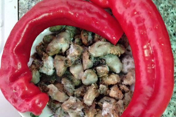 红辣椒炒蛤蜊肉干的做法图解1