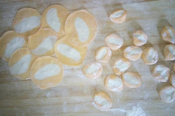 胡萝卜猪肉水饺的做法图解11