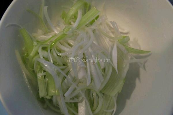 紫甘蓝萝卜葱白三丝沙拉的做法图解4