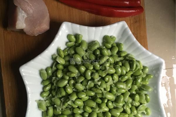 红椒炒毛豆肉末的做法图解1